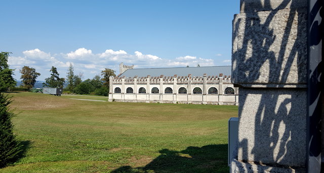 Rechts vom Schloss steht die riesige Reithalle.