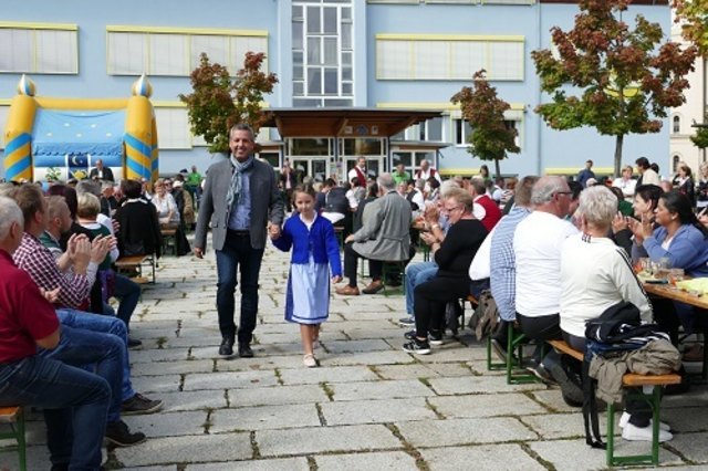 Robert Großschädl vom Bestattungsunternehmen schritt mit seiner Tochter Anna über den Laufsteg!