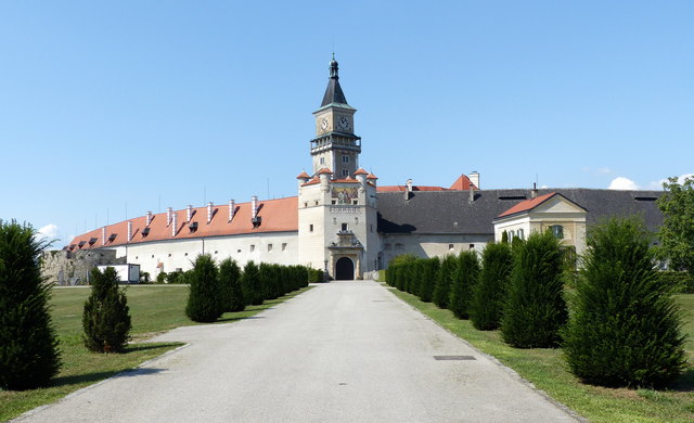Eine hoch über der Donau gelegene repräsentative Schlossanlage mit einem 40 Meter hohen ehemaligen Bergfried, die im Kern aus dem 14. Jahrhundert stammt und im 16. bis 18. Jahrhundert erweitert und ab 1895 späthistoristisch umgestaltet wurde