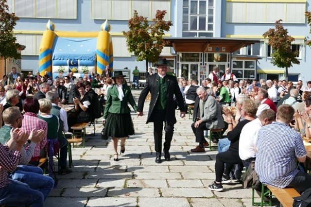 Auch der Bürgermeister der Marktgemeinde Eggersdorf Reinhard Pichler mit seiner Frau machten am Laufsteg gute Figur.