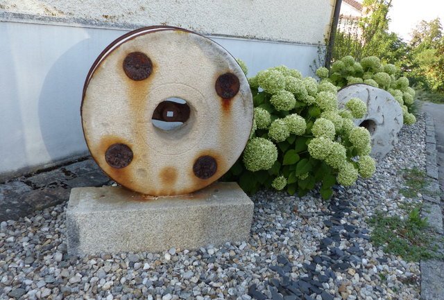 Seit Beginn des 16. Jahrhunderts bis zum Jahre 1895 bestand am Sandsteinfelsen unterhalb des Schlosses eine Mühlsteinindustrie, die ihre Mühlsteine bis Ungarn und das Schwarze Meer lieferte.  ganze Generationen waren hier tätig.