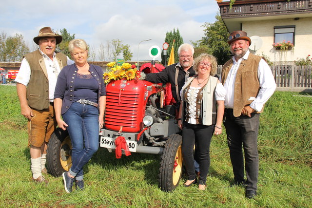 Beim Oldtimertreffen: Ewald Koren, Andrea Pischounig, Hermann Bucher, Andrea und Erich Haub