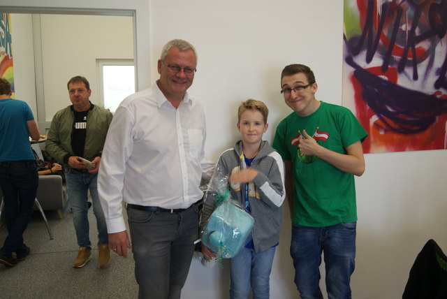 Auch Bürgermeister Thomas Steiner kam ins E-Cube um seinem über Facebook gelosten Gewinner Leonhard Falb zu gratulieren.