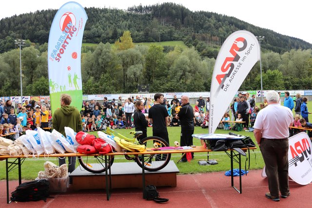 Mehr als 350 Kinder nahmen am 3. ASVÖ Tirol Familiensporttag auf der Haller Lend teil.