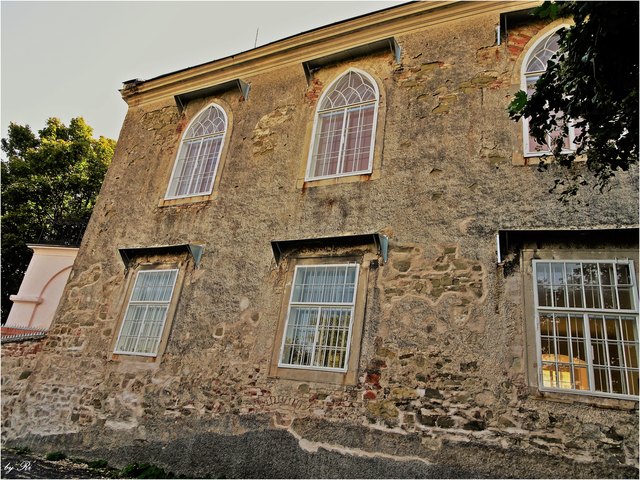 Wunderschöner Fassadenbereich mit besonders aufwendiger Fenstergestaltung