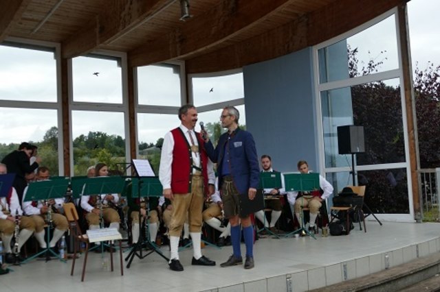 Kapellmeister Herbert Turza mit Moderator Roman Neubauer