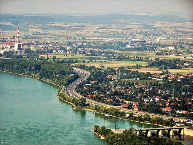 Die Donau im Hintergrund das kalorische Kraftwerk und Korneuburg