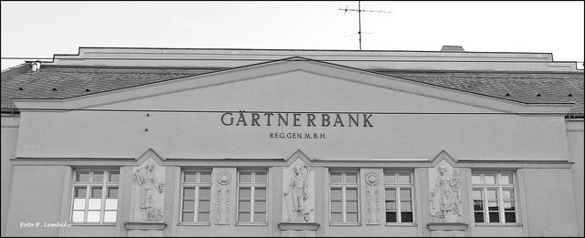 Auf der Fassade sind Reliefs erntender Gärtnerinnen und Gärtner zu sehen.