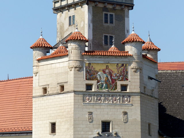 Der Turm zeigt ein großes Mosaik: "König Rudolf von Habsburg belehnt die Brüder Eberhard und Heinrich von Wallsee mit der Burg".