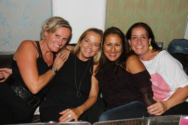 Claudia, Sonja, Sandra, und Sabine im Discofieber.