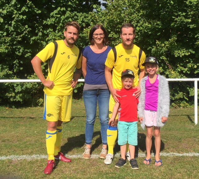 Christoph Hatheier im Kreise seiner Familie. Bruder Alexander, Gattin Claudia, Sohn Emanuel und Tochter Magdalena. | Foto: Christoph Hatheier/KK