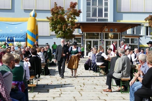 Das Ehepaar Mayrold von der Familienmusik Mayrold zeigte Tracht am Laufsteg.