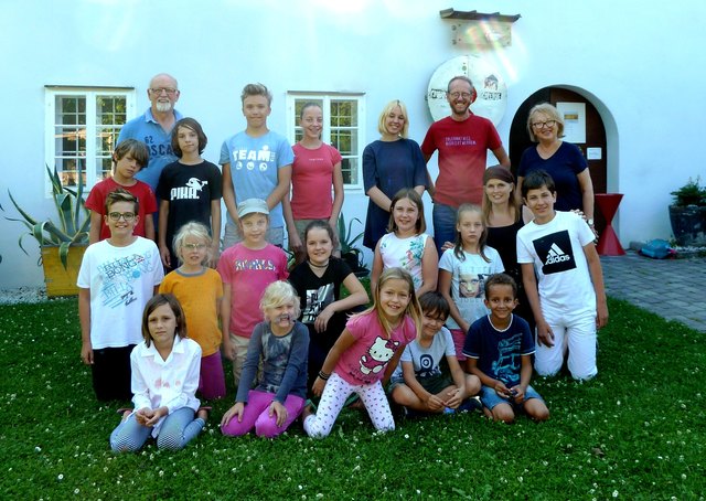 Gruppenfoto mit den jungen Kunstschaffenden, GR Mirko Oraže, Assistentin Verena Mertel, Vizebürgermeister Michael Graschitz, Galeristin Marija Šikoronja und Workshopleiterin Barbara Ambrusch-Rapp | Foto: Sikoronja