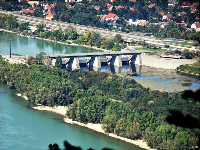 Einlaufbauwerk neue Donau dahinter Donauuferautobahn