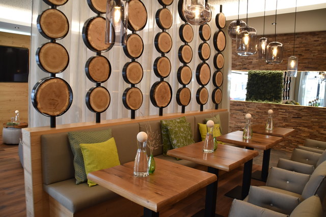 Der Wellness-Bereich besticht mit natürlichen Materialien