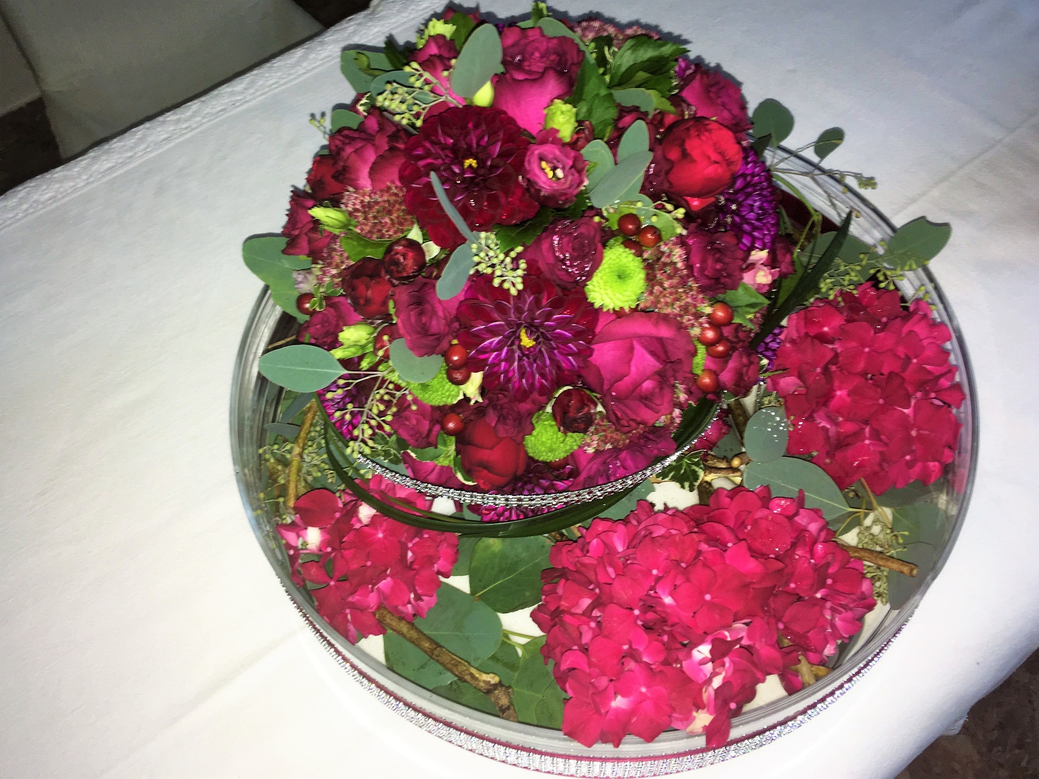 Wunderschone Blumenarrangement In Einer Schale Fotos