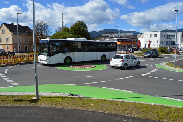 Der umstrittene kleine Kreisverkehr an der 10.-Oktoberstraße in Feldkirchen | Foto: Lehner