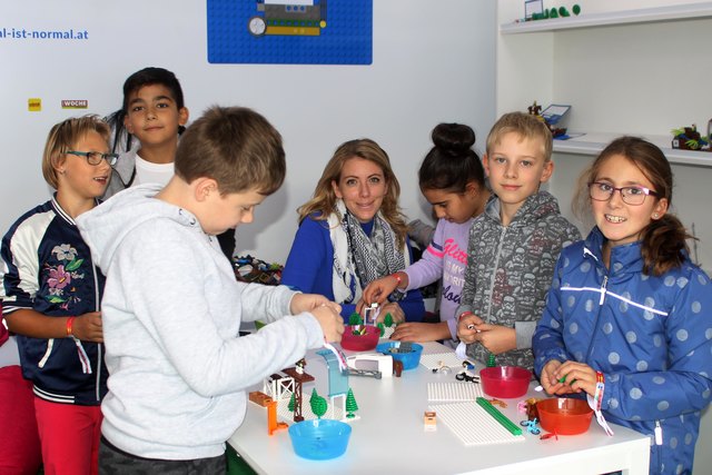 Gestalten für die Zukunft: Nina Zechner mit begeisterten Kindern der VS Deutschlandsberg. | Foto: Franz Krainer