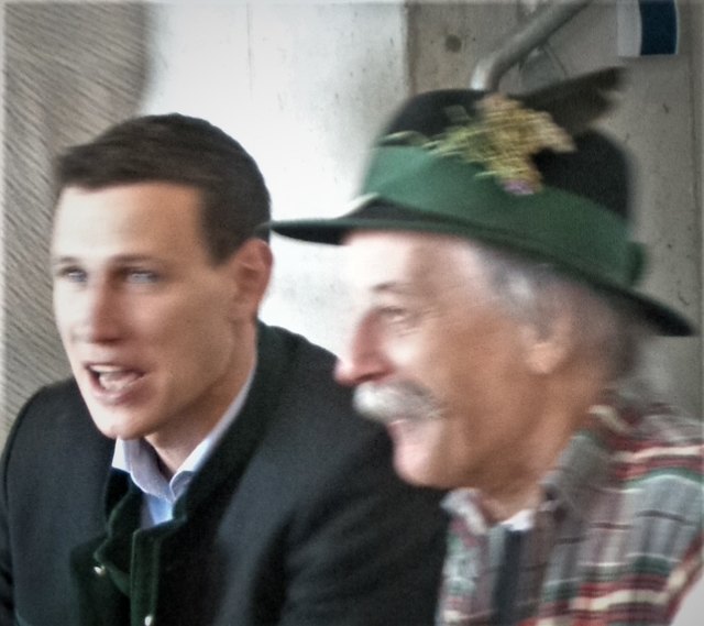 Grünau imAlmtal : Beim Frühschoppen der FF Grünau hat der Märchenerzähler Helmut Wittmann (rechts) den Grünauer Bürgermeister Wolfgang Bammer (links) getroffen, die sich bestens unterhielten. Foto: F. Bamer