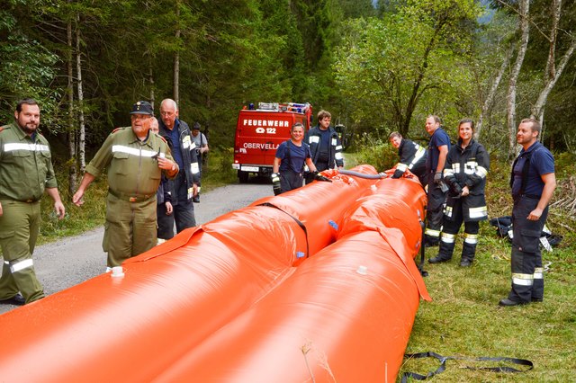 Einsatz moderner Hilfsmittel bei der Kat-Übung | Foto: BFKdo Spittal
