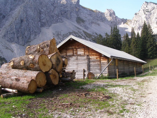 Gnuag Holz vor der Hüttn! Speziell im Herbst sieht man solche Bilder. Das Holz vom Wald geholt. Es muß nur noch verarbeitet werden, der nächste Winter kommt bestimmt!