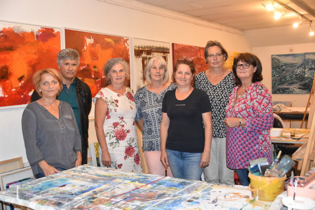 Obfrau Herlinde Sander (rechts) mit einigen Mitgliedern des Kunstvereines "Art 13"