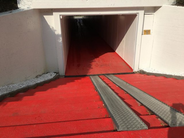 Der Fußgängerdurchlass in Althofen ist nicht barrierefrei. Die Neigung ist zu steil, die Rampe nicht zulässig