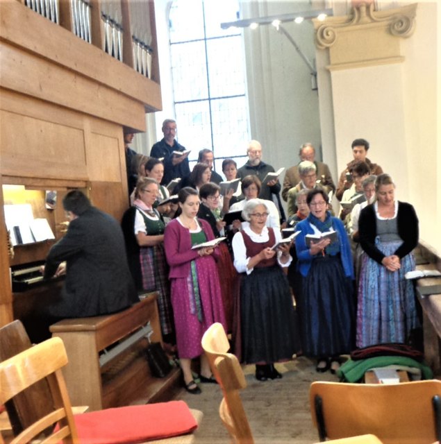 Viechtwang : Das Erntedankfest hatte der Kirchenchor Viechtwang dieses Almtalortes unter der Leitung von Martin Kaltenbrunner Chorleitung und Orgel (siehe Foto) dieser Feierstunde mit dem Gesang eine besondere festliche Umrahmung gegeben. Foto:Bamer.
