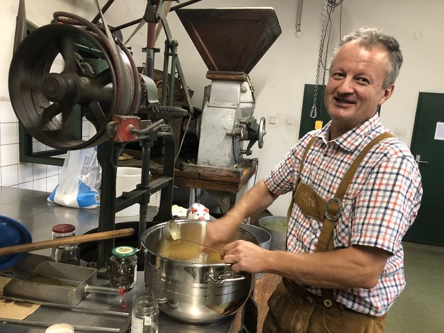 Martin Grubelnik beim Anrühren der Eier für die Kernöl-Eierspeis'.