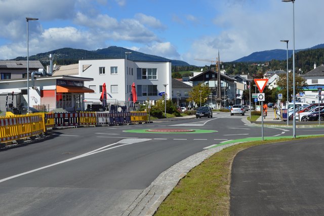 Der umstrittene kleine Kreisverkehr an der 10.-Oktoberstraße in Feldkirchen | Foto: Lehner