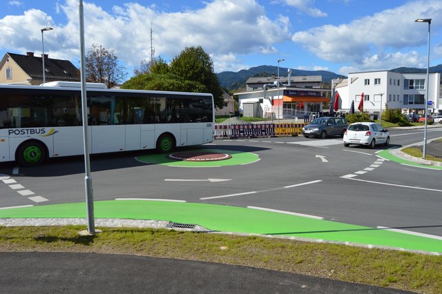 Der umstrittene kleine Kreisverkehr an der 10.-Oktoberstraße in Feldkirchen