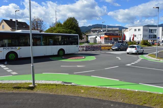 Der umstrittene kleine Kreisverkehr an der 10.-Oktoberstraße in Feldkirchen | Foto: Lehner