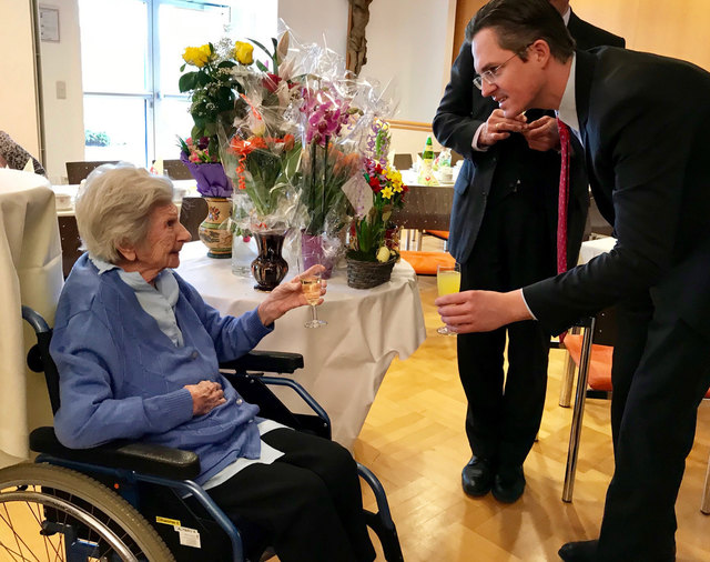 Bgm. Schmuckenschlager gratulierte zum Geburtstag. | Foto: Burger