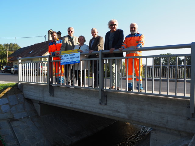 Walter Floh (Straßenmeisterei Groß Gerungs), DI Gerhard Mayer (Leiter-Stv. der Straßenbauabteilung Krems), NR Angela Fichtinger, Karl Eichinger (Vizebgm. von Groß Gerungs), Christian Springschitz (Straßenmeisterei Groß Gerungs), Josef Tauber (Straßenmeisterei Groß Gerungs) - v.l. | Foto: Straßenabteilung Land NÖ