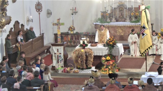 Viechtwang : Der Erntedankgottesdienst wurde vom Hr. Pfarrer P. Leopold Fürst zelebriert und von Kindern und dem Kirchenchor mitgestaltet . P. Leopold segnete auch die Erntekrone. Die Kirche war bis auf den letzten Platz besetzt. Darauf folgte das Pfarrfest im Kaplanstock, wo die Gerstl Musi für musikalische Umrahmung sorgte. Foto: Bamer Friedrich.