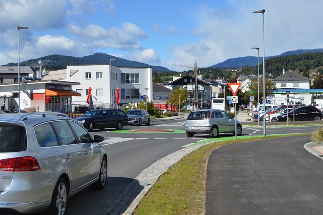 Der umstrittene kleine Kreisverkehr an der 10.-Oktoberstraße in Feldkirchen | Foto: Lehner