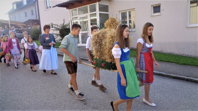 St. Konrad: Beim Erntedankfest wurde bei dessen Festzug die Erntekrone von 2 Mädchen und 2 Burschen getragen. (Siehe Foto). Die Ortsmusikkapelle hatte dieses Fest musikalisch verschönert. Den Dankgottesdienst hat der Herr Pfarrer P. Leopold Fürst zelebriert, der von Kindern mitgestaltet worden ist und mit dem Danklied "Großer Gott wir loben Dich" einen würdigen Abschluss fand. Wie der Gottesdienst so wurde auch das Pfarrfest von den Gläubigen reichlich besucht, wo es auch Ehrungen gab. Foto: Bamer Friedrich