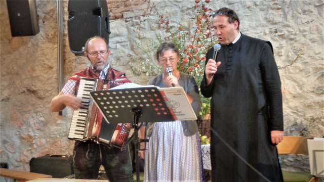 Viechtwang: Der Hr. Pfarrer P. Leopold Fürst (rechts) hatte beim Pfarrfest bei einem Lied mitgesungen. Die Gerstl Musi hatte bei diesem Fest unter dem Kapellmeister Florian Kammerstätter ( links) und einer Sängerin (Mitte) und weiteren Musikern für beste Stimmung gesorgt. Foto: Bamer F.