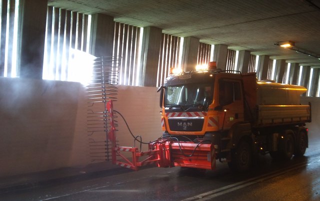 Landeskraftwagenverwaltung baute die modernsten Waschbalken in Eigenregie:
Neuer Super-LKW für die Tunnelreinigung
Er spielt alle Stückln und gilt als modernstes Straßenerhaltungsfahrzeug: Der neue Wasch- und Tunnelreinigungs-LKW wurde besonders für den Einsatz im Tiroler Oberland angeschafft und hat seinen Einsatzstandort in der Straßenmeisterei Landeck-Zams. Als technische Besonderheit hat die Landeskraftwagenverwaltung die Straßen- und Tunnelwaschbalken gleich selbst gebaut. Das Land Tirol hat für den