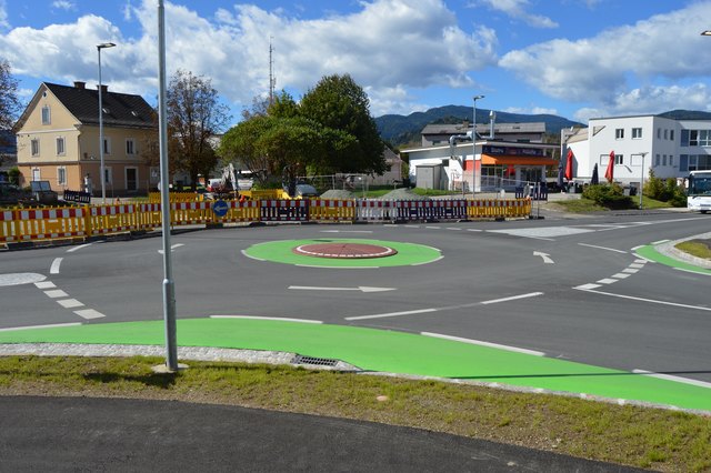 Der umstrittene kleine Kreisverkehr an der 10.-Oktoberstraße in Feldkirchen | Foto: Lehner