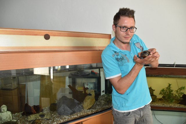 Markus Dreier mit Wasserschildkröte Susi in seiner Servicestelle in der Münzgasse