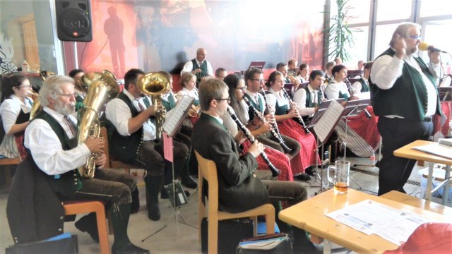 Grünau im Almtal : Beim FF Frühschoppen sorgte die Ortsmusikkapelle unter dem Kapellmeister Pepi Ortner (siehe Foto) mit der Klangvielfalt dieser Kapelle für beste Stimmung, die  die vielen Besucher mit Applaus honorierten. Foto : F. Bamer.