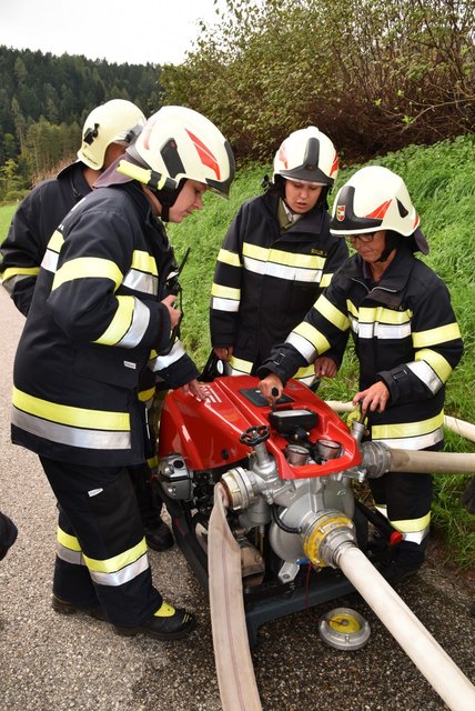 Der Umgang mit der Tragkraftspritze wurde geübt | Foto: Krammer/BFKDO Klagenfurt Land