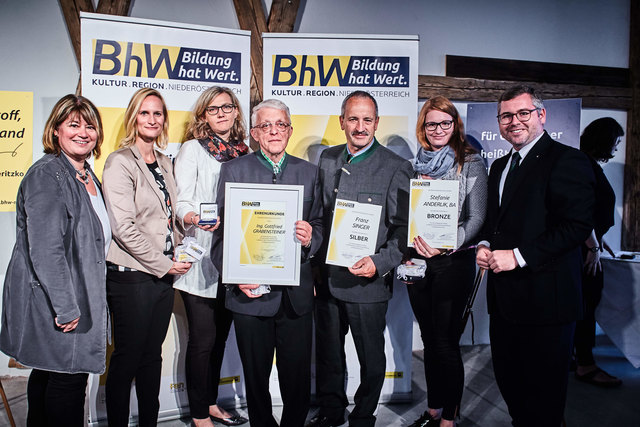 Bei dem Ehrenamtsfest dabei: Ariella Schuler, Ehramtskoordinatorin BhW Niederösterreich; Therese Reinel, GF BhW Niederösterreich ; BhW Hauptregionsvorsitzende Martina Klarer, Gottfried Grabensteiner, Franz Singer, Stefanie Anderlik, Landesrat Ludwig Schleritzko
Fotorechte: Franz Gleiss, BhW Niederösterreich GmbH | Foto: Foto: Franz Gleiss/BhW Niederösterreich GmbH