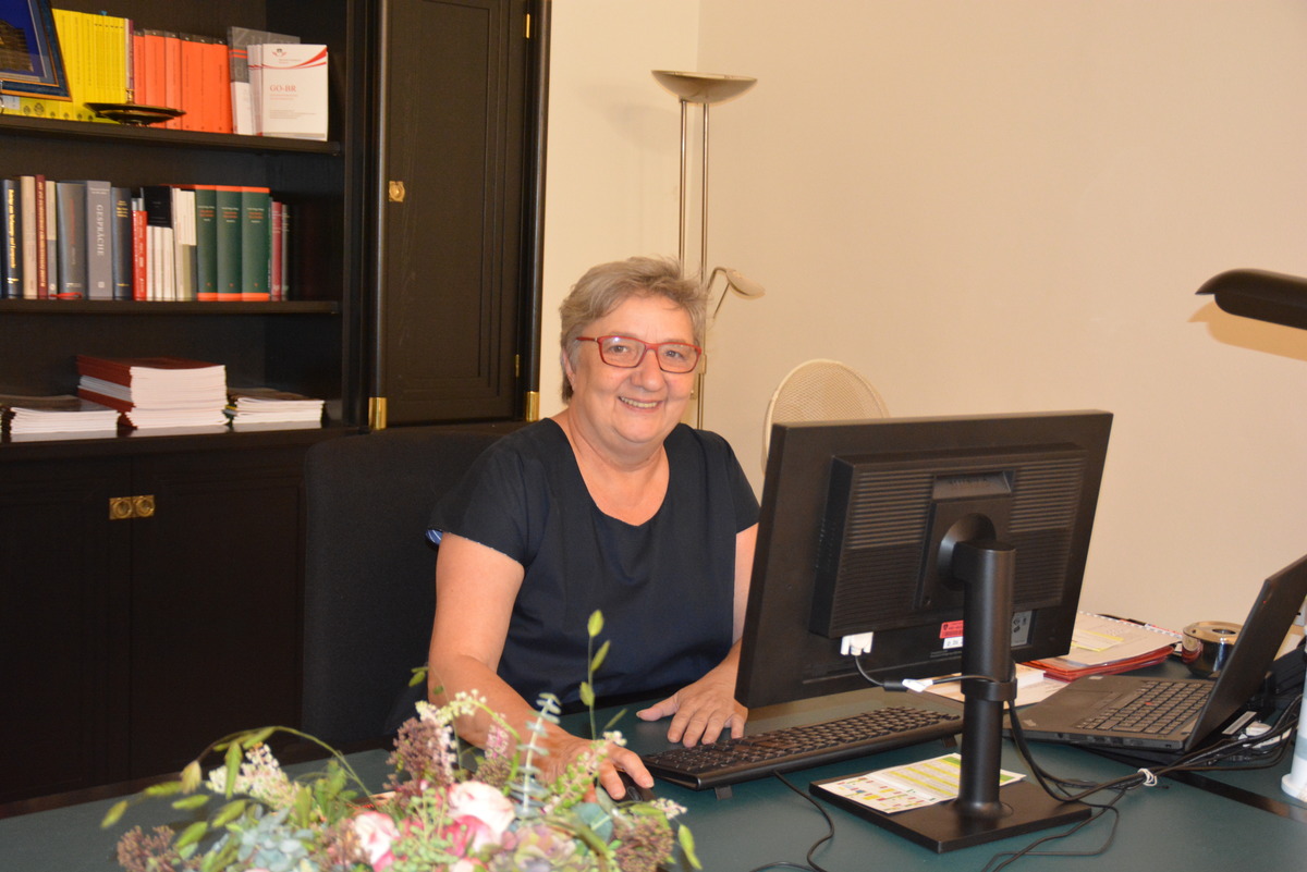 uns präsidentenbüro meinbezirkat inge poschgruska in ihrem präsidentenbüro der hofburg am poschgruska bürgermeisterin von hirm und bundesrats uns präsidentenbüro meinbezirkat inge poschgruska in ihrem präsidentenbüro der hofburg am poschgruska bürgermeisterin von hirm und bundesrats