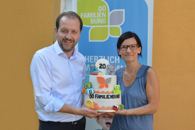OÖ Familienbund-Landesobmann Mag. Bernhard Baier gratulierte der Leiterin des Familienbundzentrums Kleinmünchen Julia Sigl zum Jubiläum.