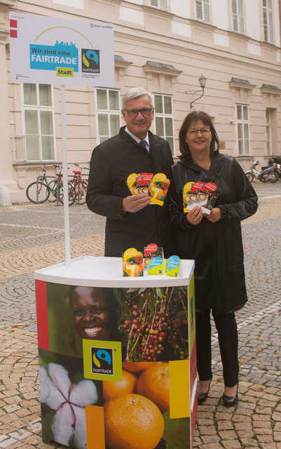Freuen sich über Verlängerung des Fairtrade-Status: Bgm. Harry Preuner und Hilde Wanner (zuständig für Fairtrade in der Stadt Salzburg). | Foto: Stadt Salzburg/Jakob Knoll
