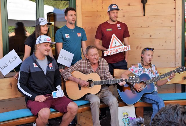 Wolfgang Ambros und die ÖSV-Asse Manuel Feller, Hannah und Niklas Köck, Dominik Landertinger singen für die Spenden-Challenge „Leon and Friends“. | Foto: Roswitha Wörgötter