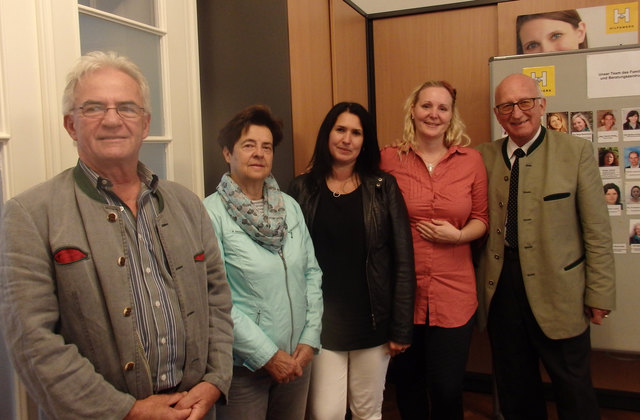 Schwechat: Bürgermeister Ernst Schüller, Hilde Schorn, Claudia Knötzl, Nicole Matejka und Rudolf Donninger beim Abschiedsfest im Hilfswerk Schwechat | Foto: Hilfswerk Schwechat