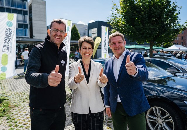 Louis Palmer (Wave Trophy Tourdirektor und Gründer), Sabine Herlitschka (Vorstandsvorsitzende Infineon Austria) und Günther Albel (Bürgermeister Stadt Villach). | Foto: Infineon Austria